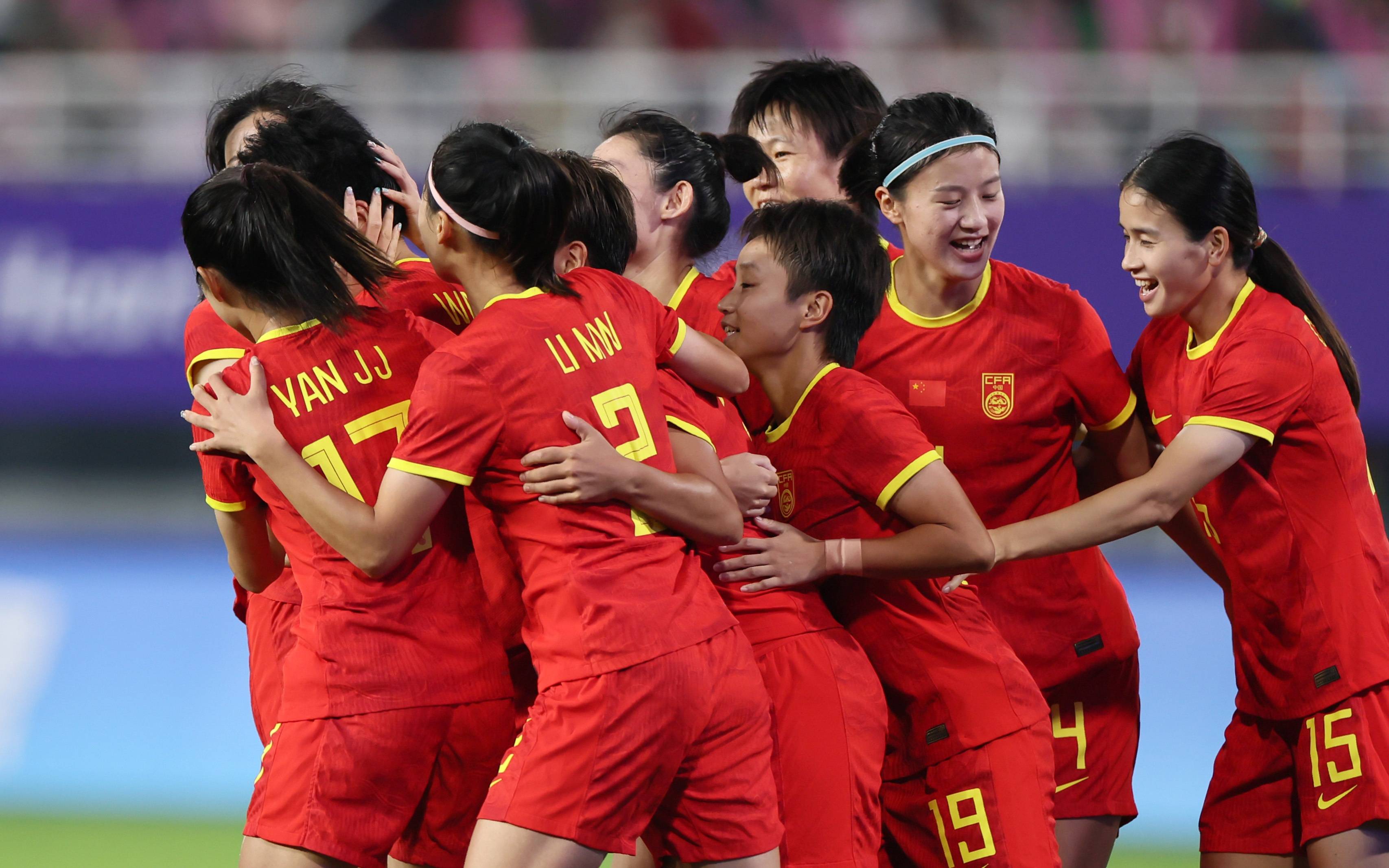 中国女足队员凭借技术取得胜利