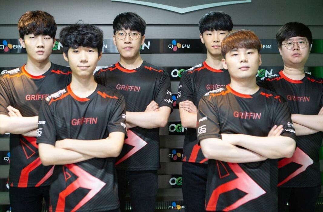 关于SHR血洗CLG，Tarzan线上压制力十足强强对话八强赛，留下经典瞬间的信息