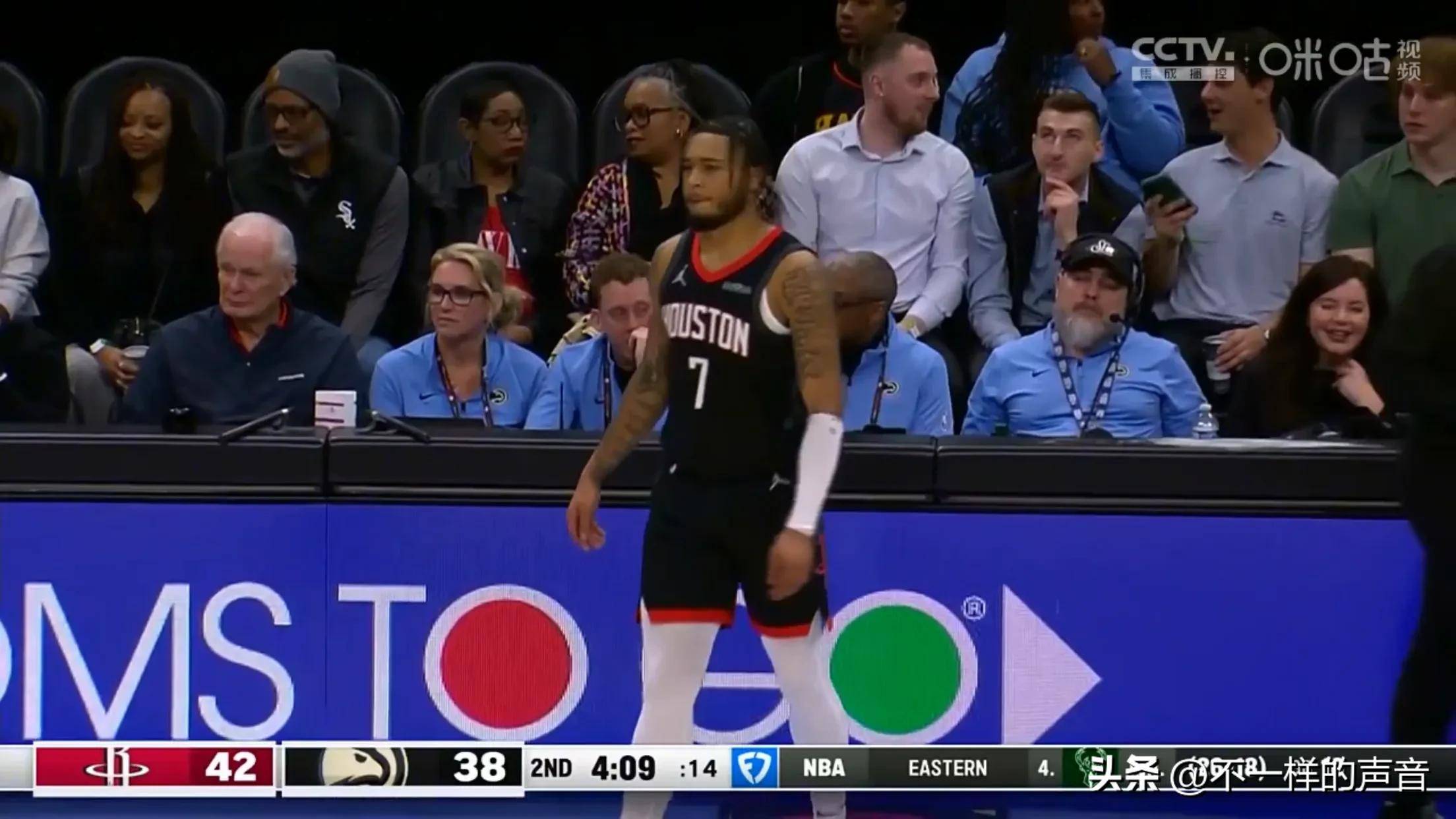 老鹰队后卫爆发,率队逆转胜利 老鹰队后卫爆发,率队逆转胜利