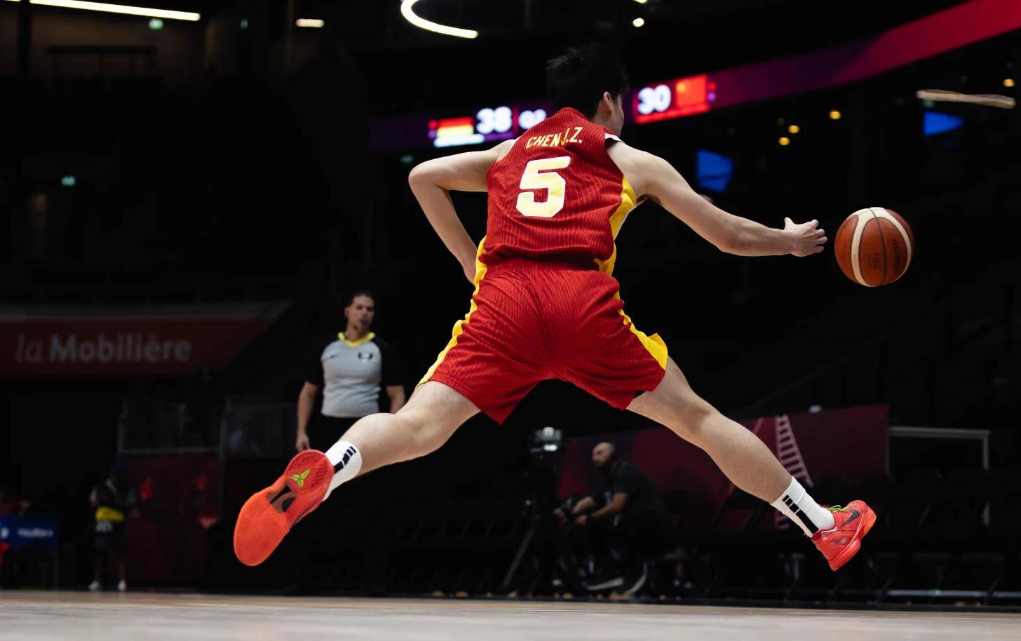 开云体育官网-吉林男篮艰难拿下关键胜利，止血连败