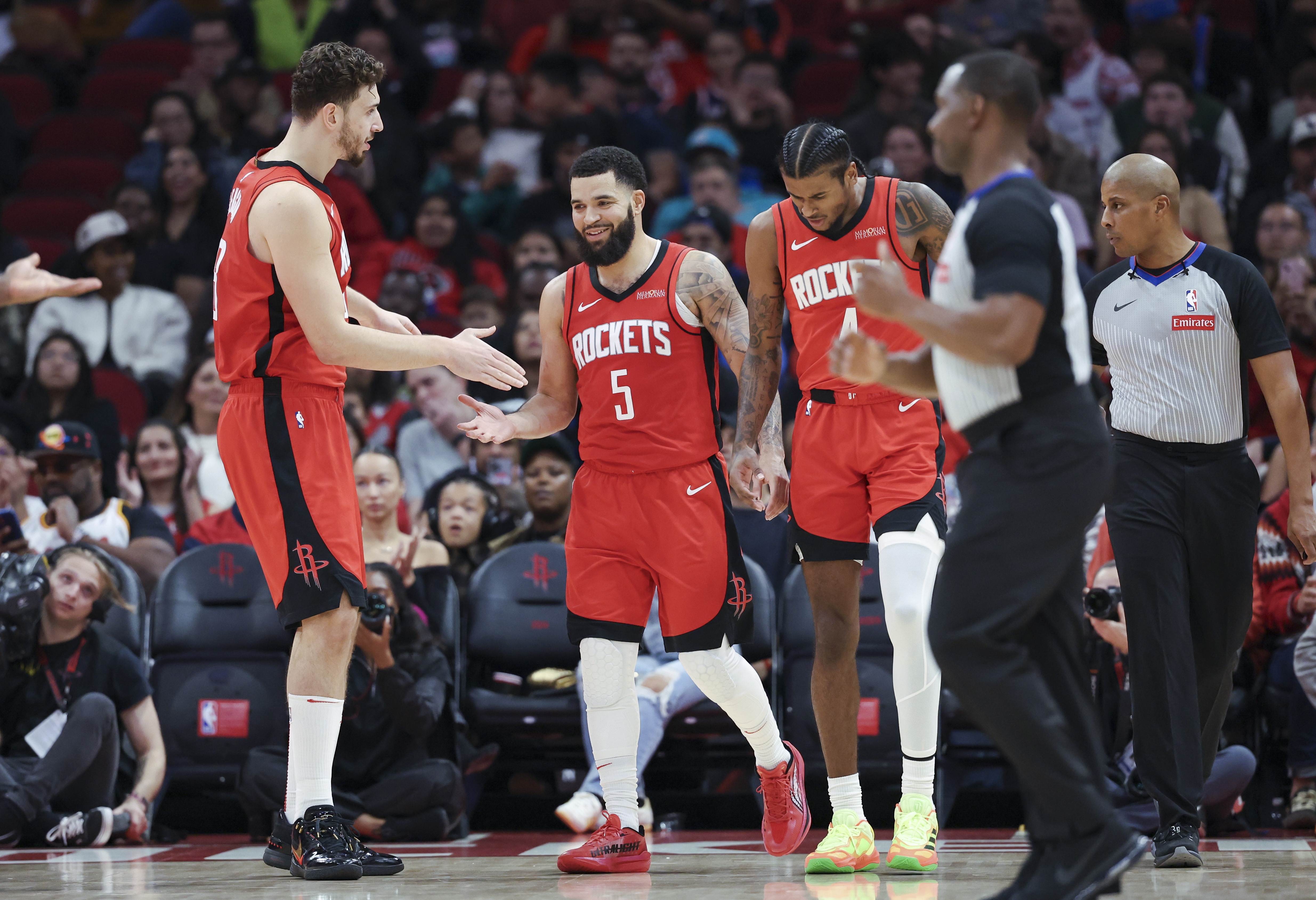 开云体育登录-凯尔特人主场大胜老鹰，全队发挥出色