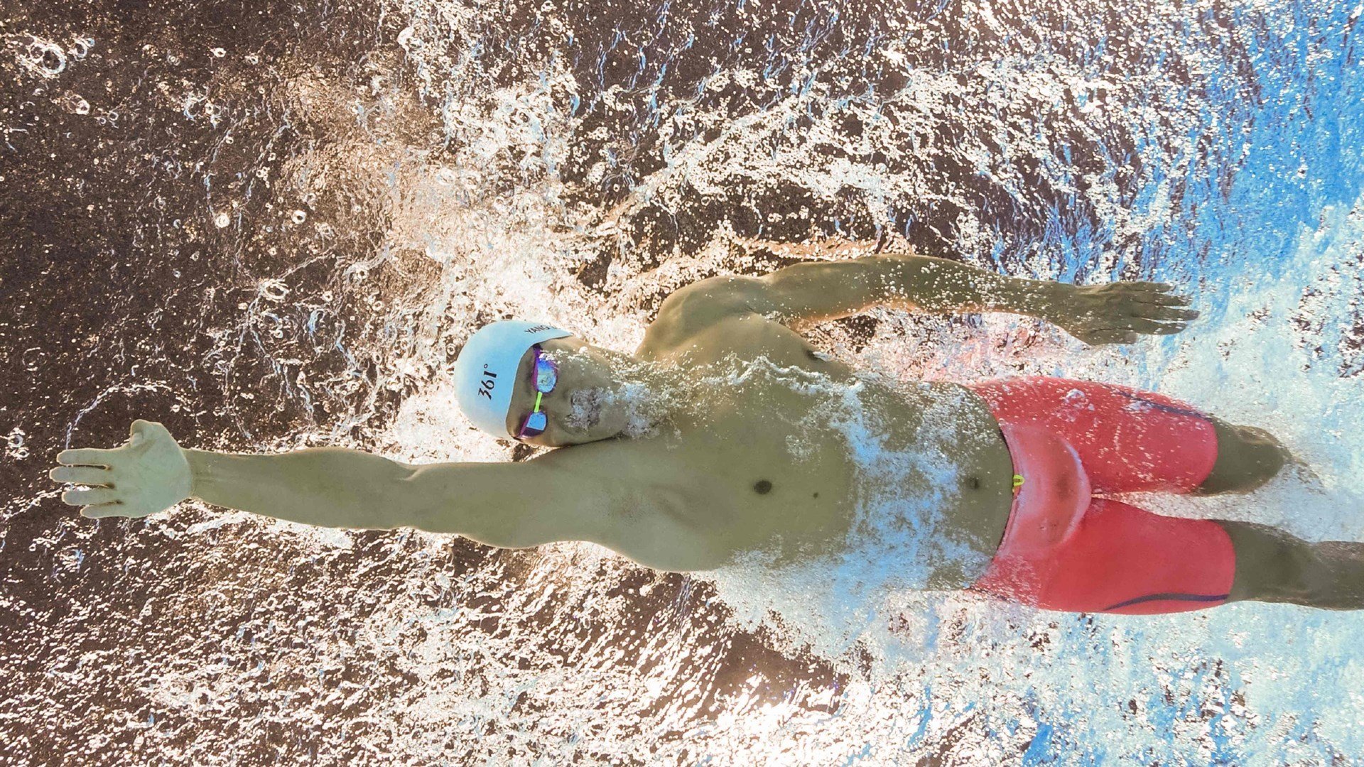 开云体育在线-韩国队横扫日本队,当李梓嘉把球鞋系成奖杯,羽球江湖从此多了一个传说